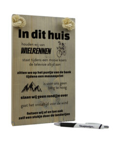 tekst op hout tekstbord - in dit huis houden wij van wielrennen