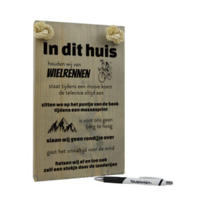 tekst op hout tekstbord - in dit huis houden wij van wielrennen