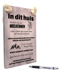 tekst op hout tekstbord - in dit huis houden wij van wielrennen