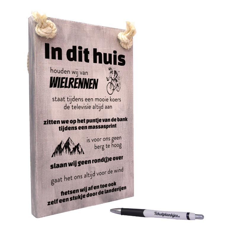 tekst op hout tekstbord - in dit huis houden wij van wielrennen