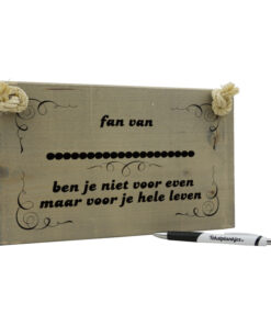 Tekst op hout tekstbord - fan van ben je niet voor even - voetbal - formule 1 - artiest
