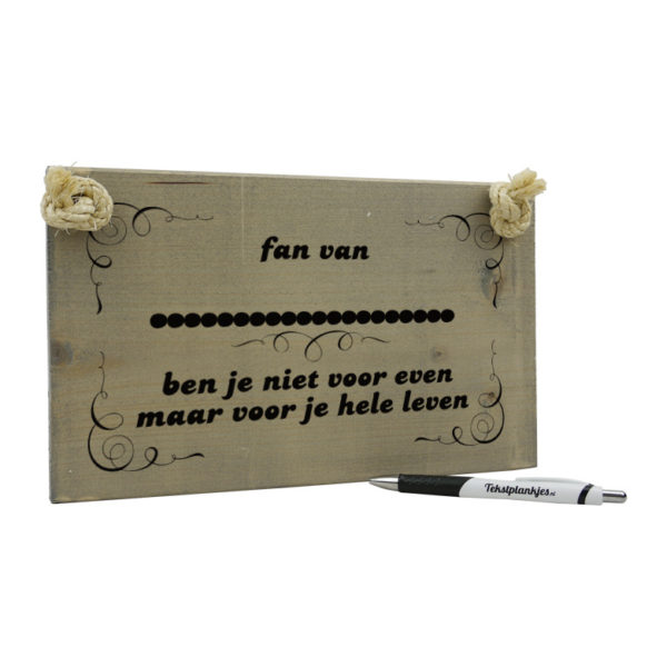 Tekst op hout tekstbord - fan van ben je niet voor even - voetbal - formule 1 - artiest