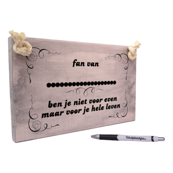 Tekst op hout tekstbord - fan van ben je niet voor even - voetbal - formule 1 - artiest