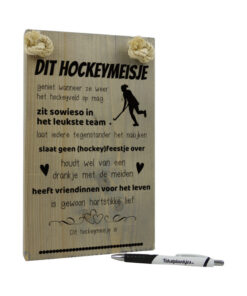 Tekst op hout tekstbord - dit hockeymeisje geniet