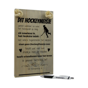 Tekst op hout tekstbord - dit hockeymeisje geniet