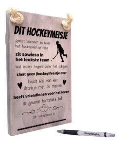 Tekst op hout tekstbord - dit hockeymeisje geniet