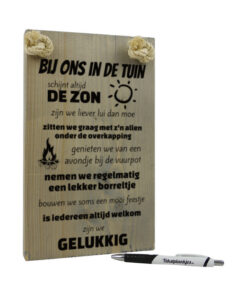 Tekst op hout tekstbord - bij ons in de tuin schijnt altijd de zon