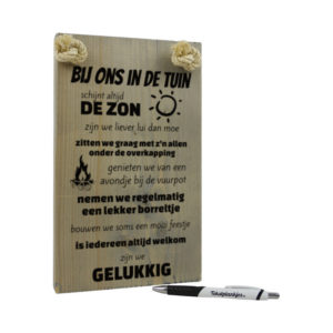 Tekst op hout tekstbord - bij ons in de tuin schijnt altijd de zon