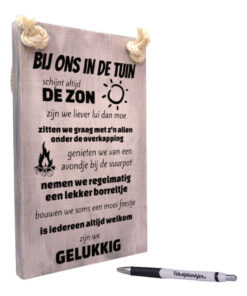 Tekst op hout tekstbord - bij ons in de tuin schijnt altijd de zon