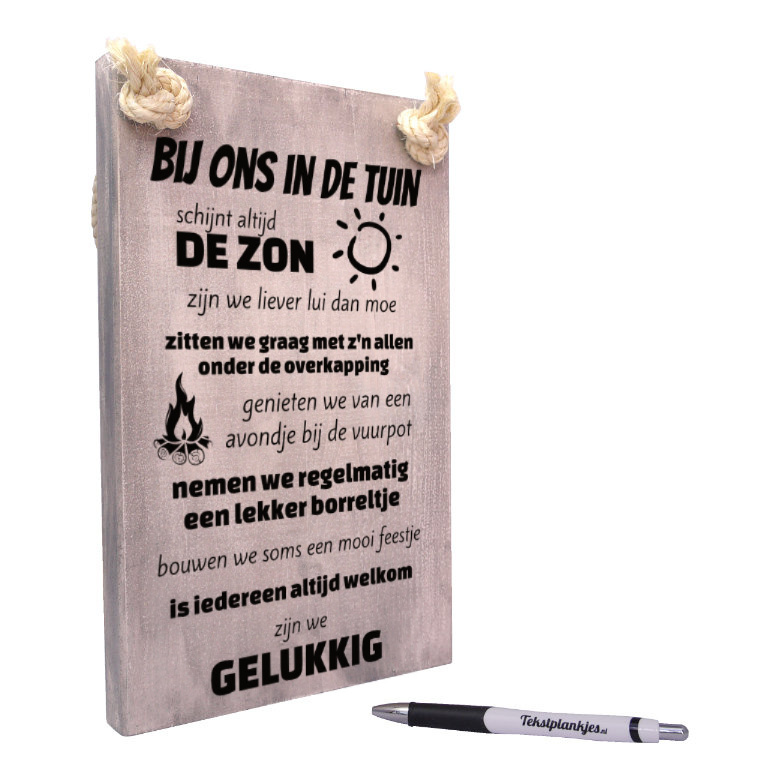 Tekst op hout tekstbord - bij ons in de tuin schijnt altijd de zon