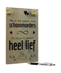 tekst op hout tekstbord - altijd dat gezeur over schoonmoeders