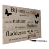 tekst op hout tekstbord - bij ons in de tuin