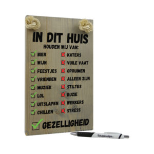 tekst op hout tekstbord - in dit huis houd ik van gezelligheid