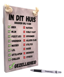 tekst op hout tekstbord - in dit huis houd ik van gezelligheid
