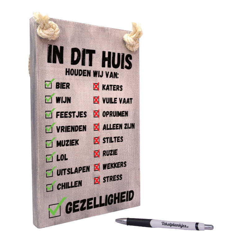 tekst op hout tekstbord - in dit huis houd ik van gezelligheid