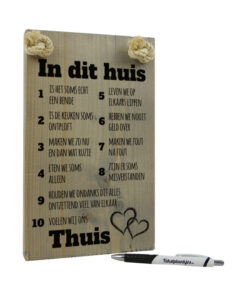 tekst op hout tekstbord - in dit huis voelen wij ons thuis