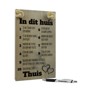 tekst op hout tekstbord - in dit huis voelen wij ons thuis