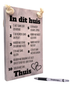 tekst op hout tekstbord - in dit huis voelen wij ons thuis