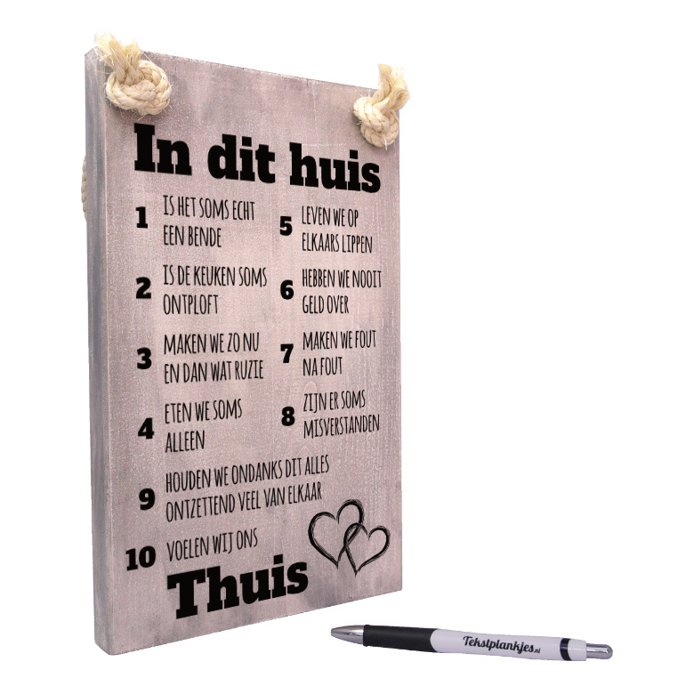 tekst op hout tekstbord - in dit huis voelen wij ons thuis