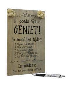 tekst op hout tekstbord - in goede tijden geniet