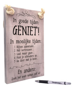 tekst op hout tekstbord - in goede tijden geniet