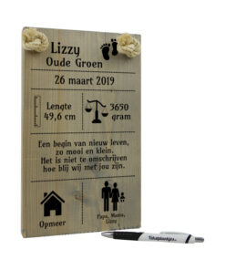 tekst op hout tekstbord - kraamcadeau geboorteplankje voetjes