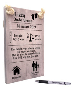 tekst op hout tekstbord - kraamcadeau geboorteplankje voetjes