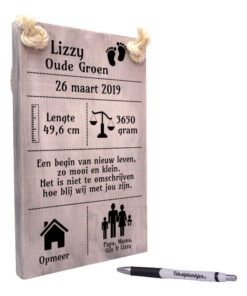 tekst op hout tekstbord - kraamcadeau geboorteplankje voetjes