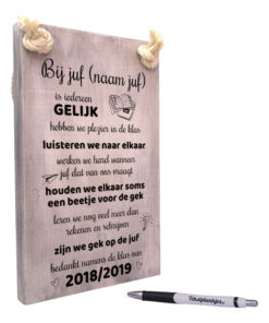 tekst op hout tekstbord - bij juf is iedereen gelijk