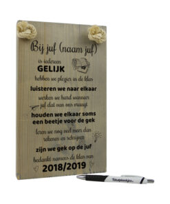tekst op hout tekstbord - bij juf is iedereen gelijk