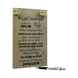 tekst op hout tekstbord - bij juf is iedereen gelijk