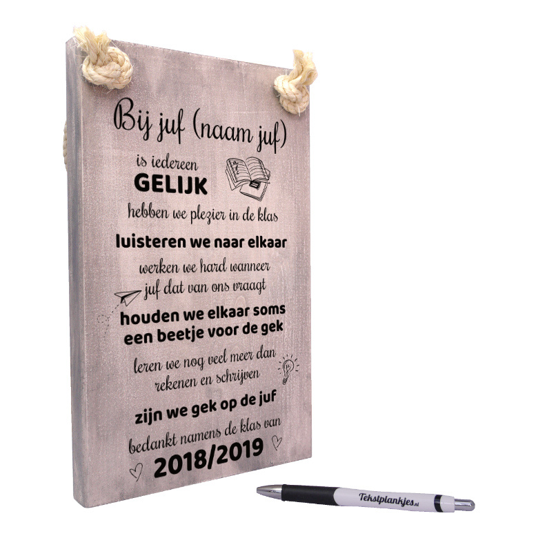 tekst op hout tekstbord - bij juf is iedereen gelijk