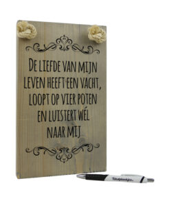 tekst op hout tekstbord - de liefde van mijn leven heeft een vacht