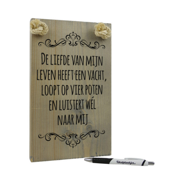tekst op hout tekstbord - de liefde van mijn leven heeft een vacht