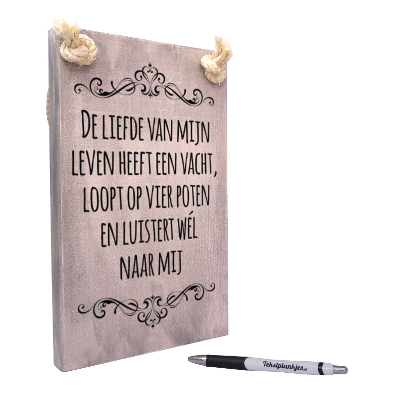 tekst op hout tekstbord - de liefde van mijn leven heeft een vacht