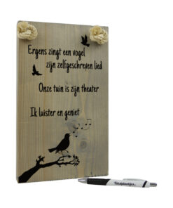 tekst op hout - tekstbord - ergens zingt een vogel