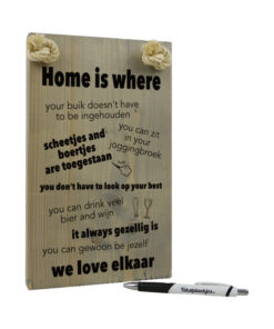 tekst op hout tekstbord - home is where we love elkaar
