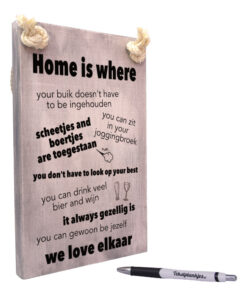 tekst op hout tekstbord - home is where we love elkaar