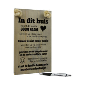 tekst op hout - tekstbord - in dit huis staat de familie bovenaan in onze beste vriendenlijst