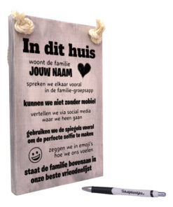 tekst op hout - tekstbord - in dit huis staat de familie bovenaan in onze beste vriendenlijst
