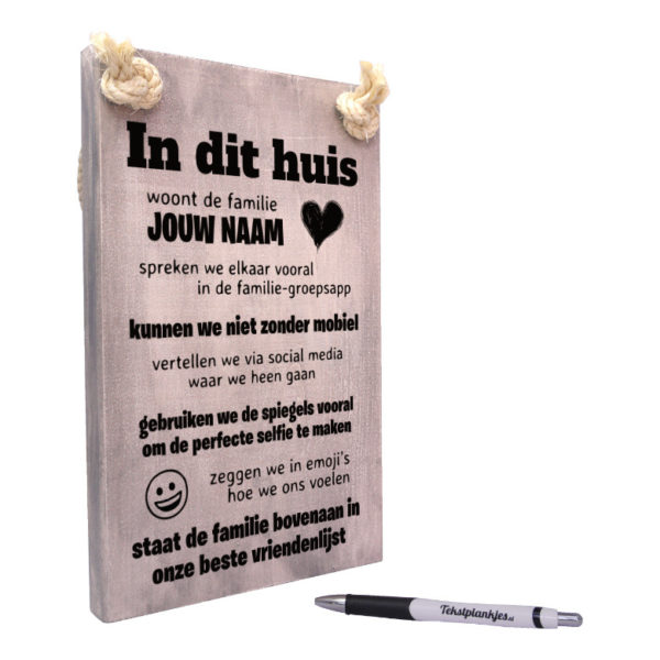 tekst op hout - tekstbord - in dit huis staat de familie bovenaan in onze beste vriendenlijst