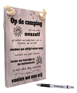tekst op hout tekstbord - op de camping