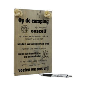 tekst op hout tekstbord - op de camping