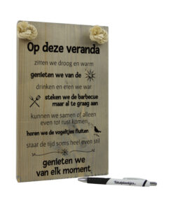 tekst op hout tekstbord - op deze veranda