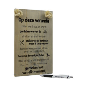 tekst op hout tekstbord - op deze veranda