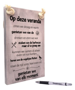 tekst op hout tekstbord - op deze veranda