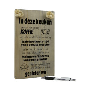 Tekst op hout - tekstbord - in deze keuken genieten we