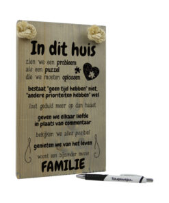 tekst op hout - teksthout - in dit huis zijn we een bijzonder mooie familie