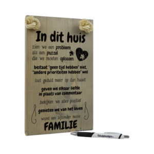 tekst op hout - teksthout - in dit huis zijn we een bijzonder mooie familie