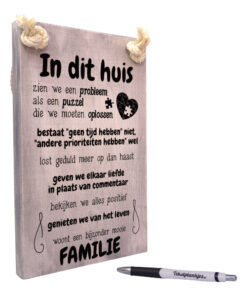 tekst op hout - teksthout - in dit huis zijn we een bijzonder mooie familie